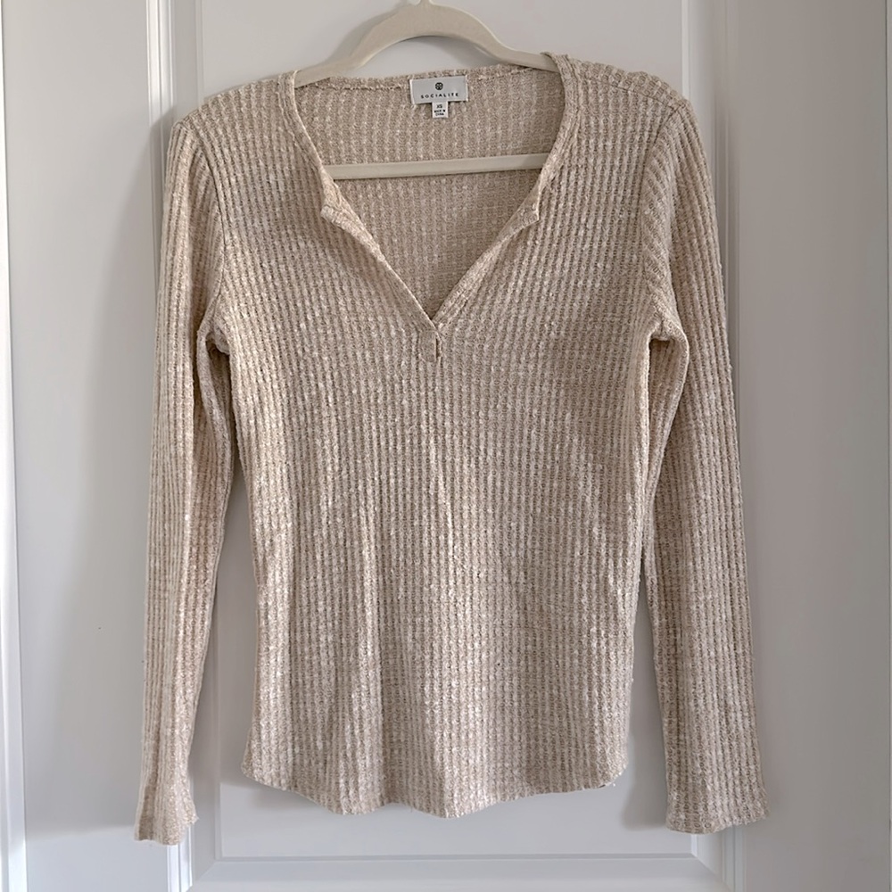 Socialite Brand Women’s Cream Colored Long Sleeved Top - Size XS